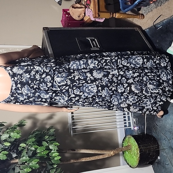 The Magic Of Stevie & Lindsay Black Floral Dress - Picture 2 of 9